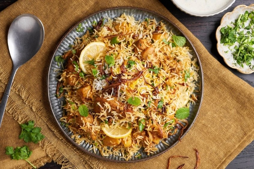 Đĩa cơm Biryani Pretoria rực rỡ sắc màu với nghệ tây, rau củ và thịt gà
