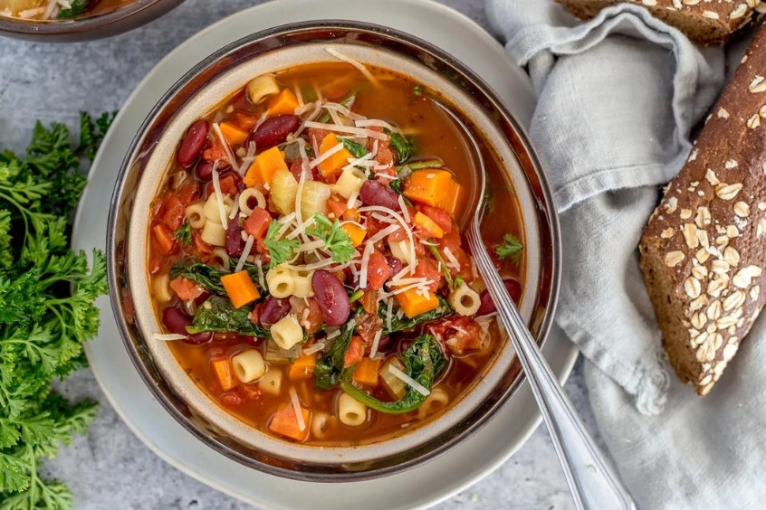 Bát súp Minestrone nóng hổi với rau củ và mì ống tại Pretoria