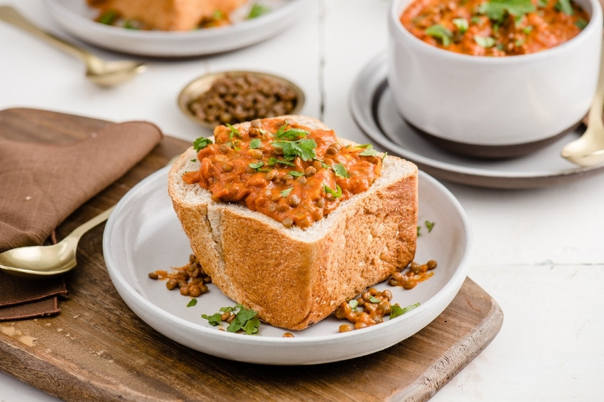 Ổ bánh mì Bunny Chow Pretoria đầy ắp cà ri thơm nồng