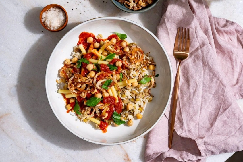 Koshari - Đặc sản Aswan với cơm, mì, đậu lăng và sốt cà chua phủ hành giòn