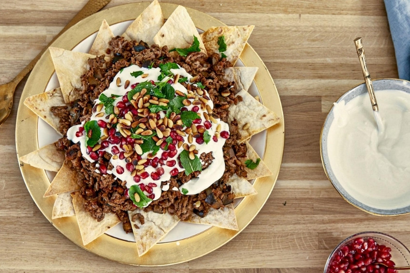 Fattah với cơm, bánh mì giòn và thịt cừu sốt cà chua kiểu Ai Cập