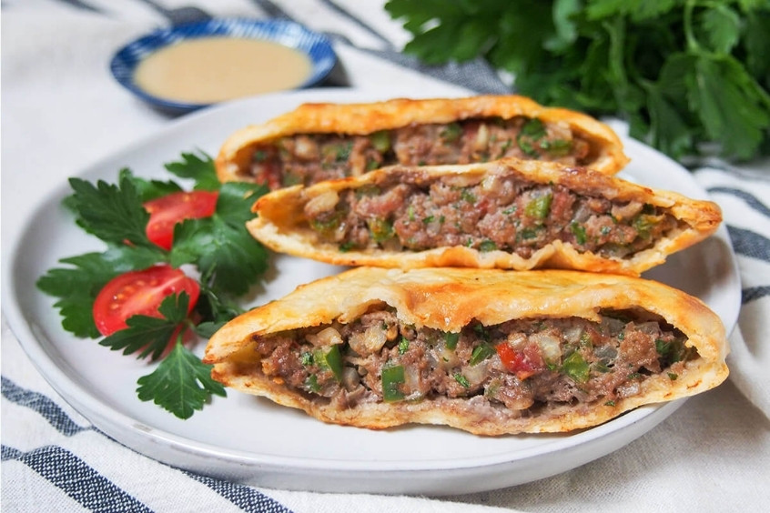 Hawashi - Bánh mì Ai Cập kẹp thịt băm, nướng giòn hấp dẫn