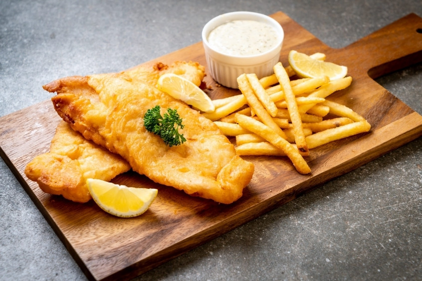 Món ăn đặc sản London Fish and Chips London với cá chiên giòn và khoai tây vàng óng