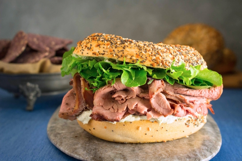 Món ăn nhanh London - Bánh mì tròn mềm mại kẹp bò muối và dưa chua