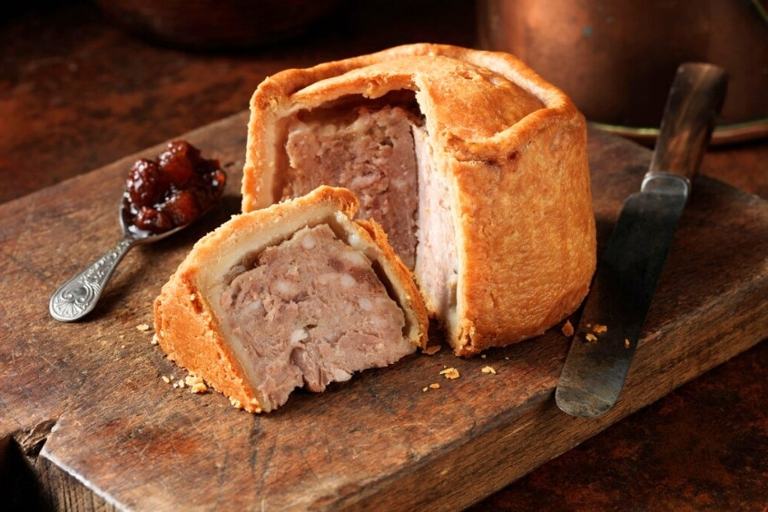 Chiếc Pork Pie truyền thống Anh Quốc với nhân thịt lợn béo ngậy