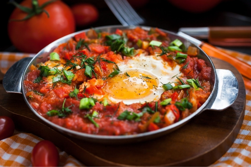 Món Shakshouka London với trứng chần trong sốt cà chua ớt cay nồng