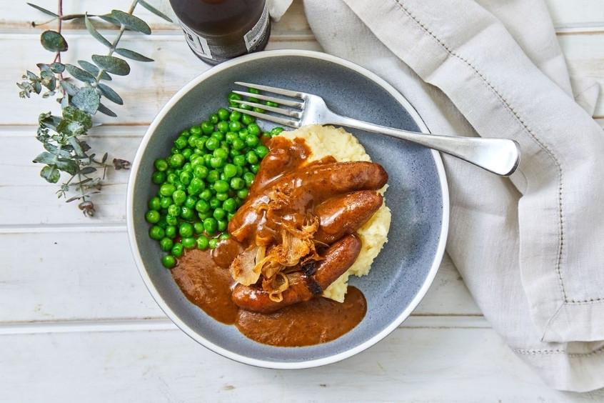 Đĩa Bangers and Mash với xúc xích và khoai tây nghiền, chan sốt hành