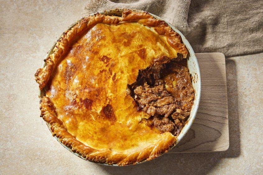Steak and Ale Pie - Bánh nhân thịt bò hầm bia, vỏ giòn thơm