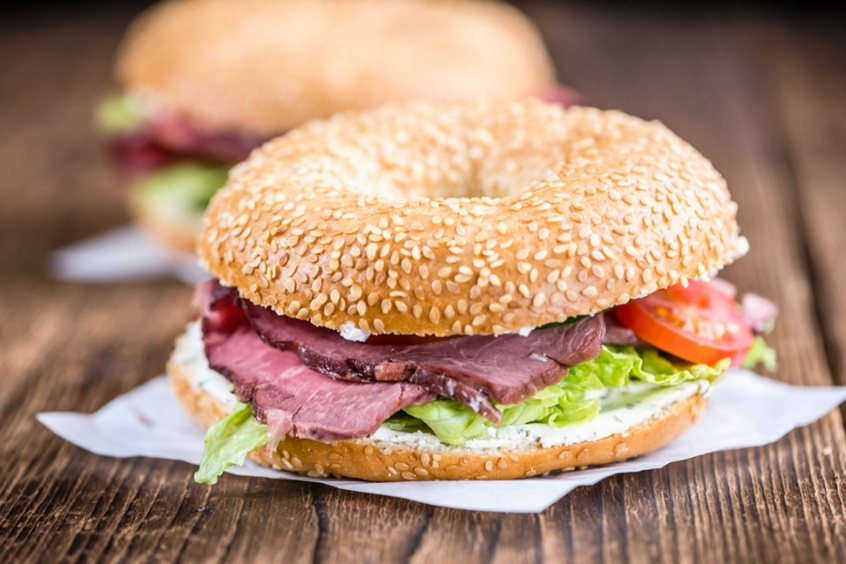 Bagel kẹp bò muối với lớp bánh tròn mềm và thịt bò muối đậm vị
