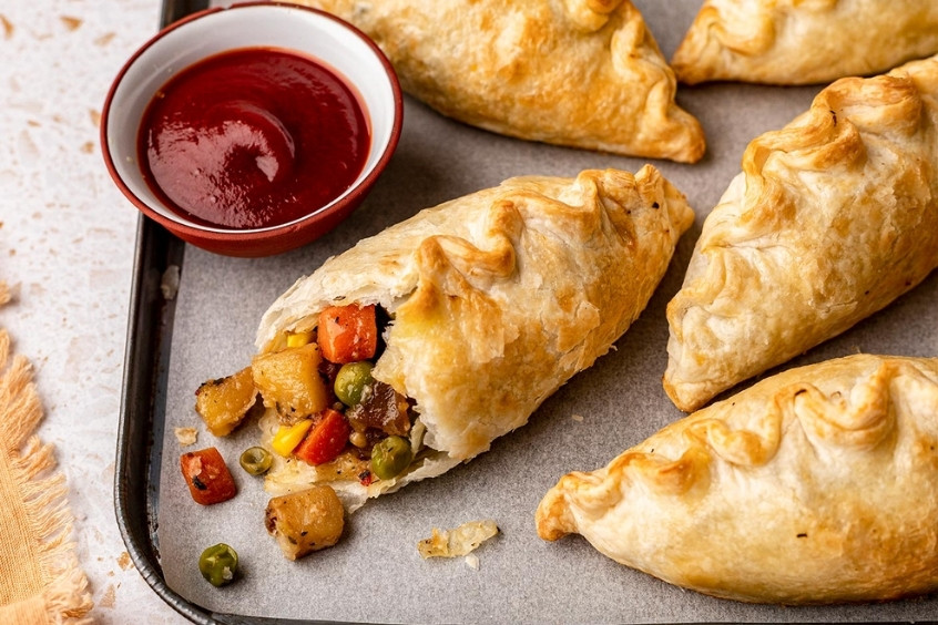 Pasties Oxford - Bánh kẹp nhân thịt và rau củ, vỏ bánh nướng vàng