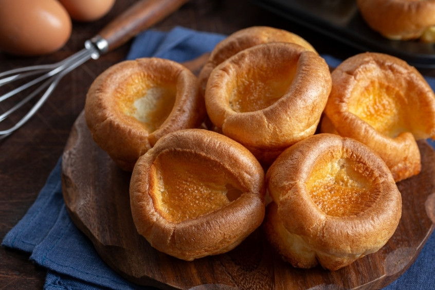 Yorkshire Pudding - Bánh giòn rỗng ruột, ăn kèm thịt nướng