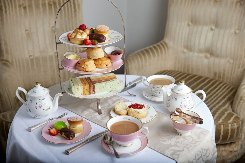 Tưởng thức trà chiều cùng với bánh ngọt