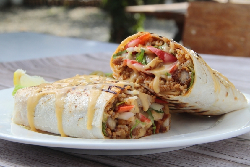 Bánh Burrito cuộn nhân thịt và rau củ trên đĩa