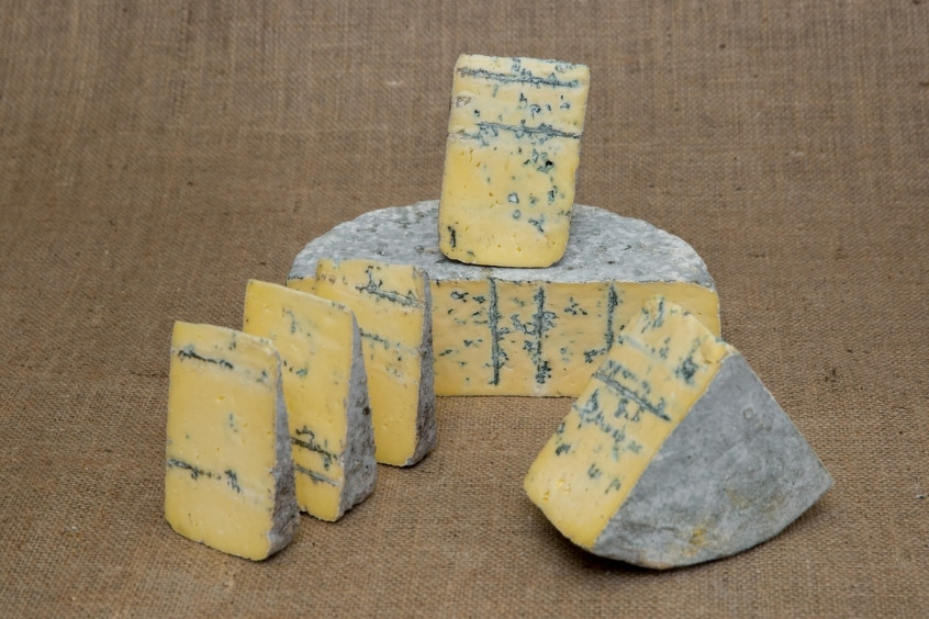 Miếng phô mai xanh Brighton trên đĩa