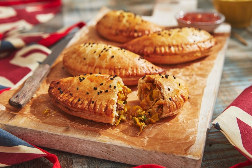 Bánh Cornish nướng nhân thịt và rau củ trên đĩa