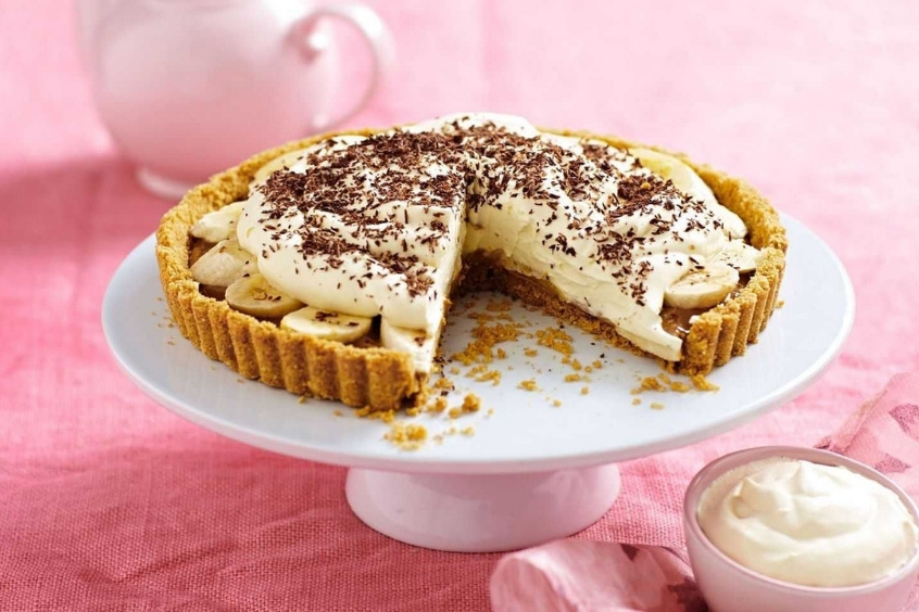 Bánh Banoffee Pie với chuối và sốt caramel trên đĩa
