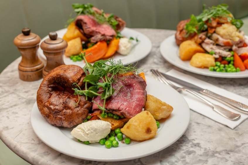 Đĩa thịt nướng ngày Chủ Nhật với khoai tây và rau củ