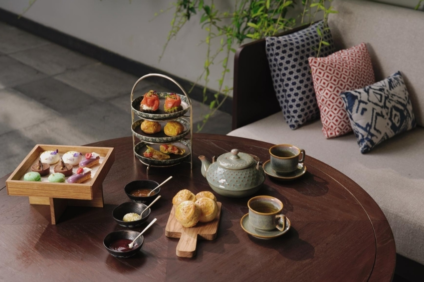 Khay trà chiều gồm trà, bánh ngọt trên bàn phục vụ