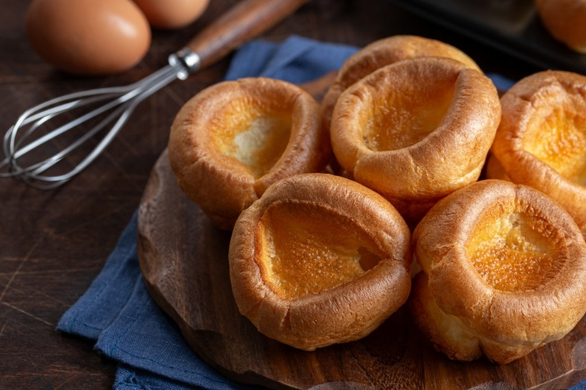 Bánh pudding Yorkshire trên đĩa ăn cùng thịt nướng