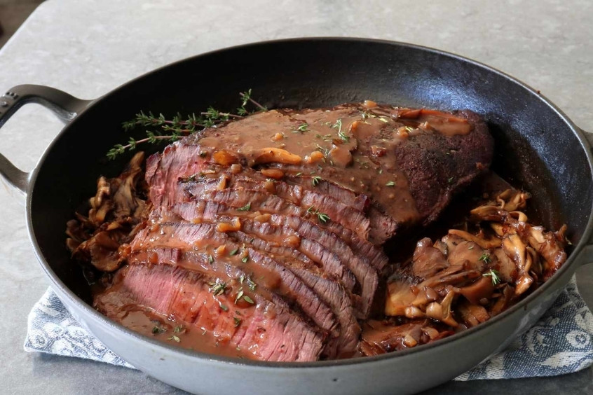 Đĩa thịt bò nướng sốt gravy