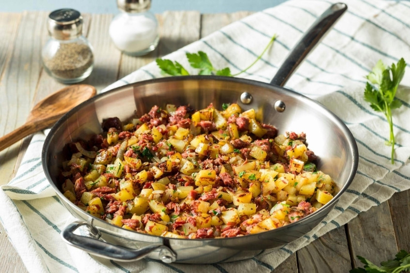 Thịt bò muối chiên kiểu Leeds trên đĩa với khoai tây và hành tây