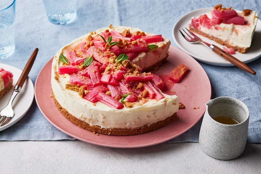 Món bánh tráng miệng từ cây rhubarb trên đĩa