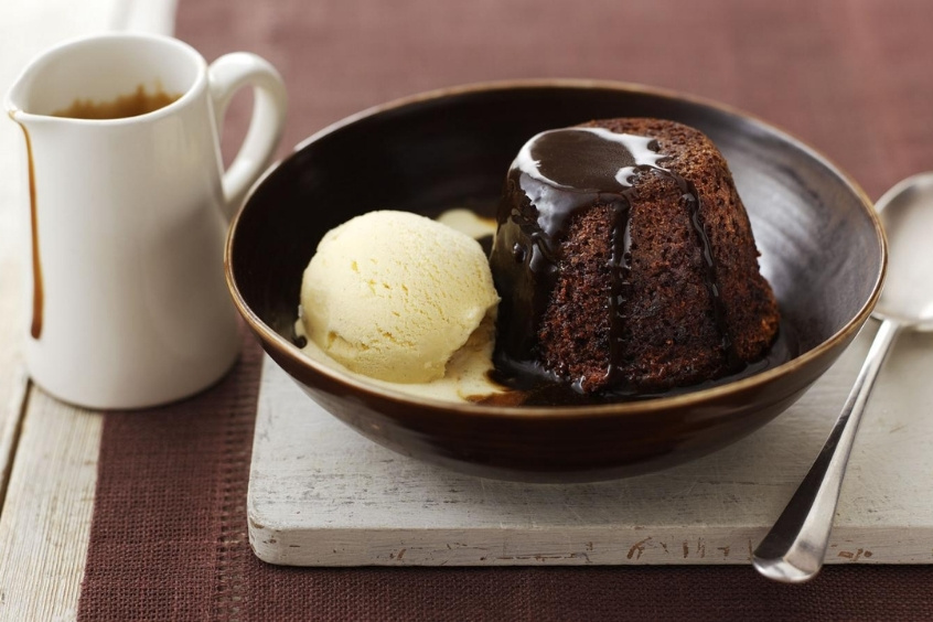 Bánh pudding caramel mềm ẩm phủ sốt caramel trên đĩa