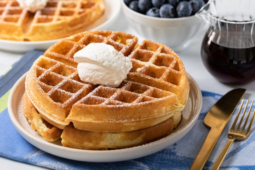 Waffle giòn rụm, kèm kem và trái cây tươi hấp dẫn