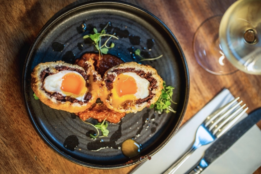 Đĩa trứng kiểu Manchester mềm mại, trình bày đẹp mắt và ngon miệng