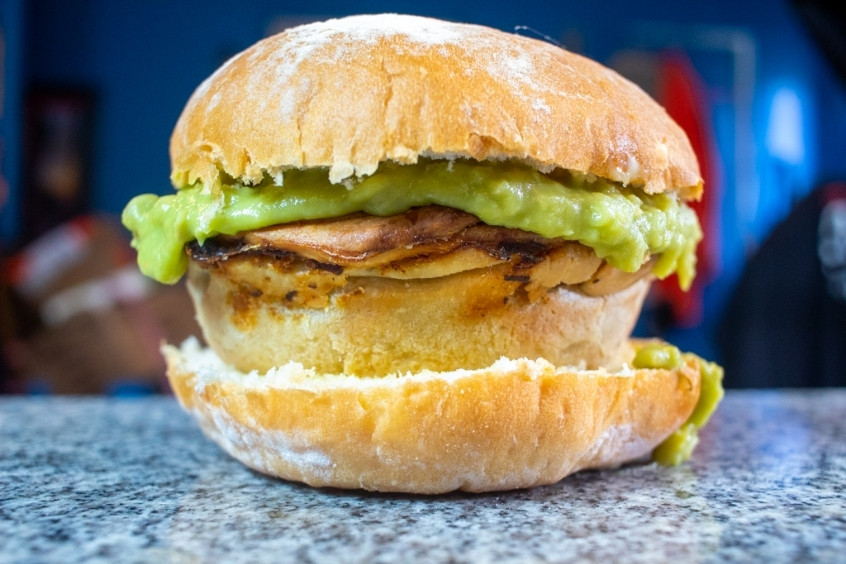 Pie Barm - Bánh pie nóng hổi kẹp trong bánh mì mềm