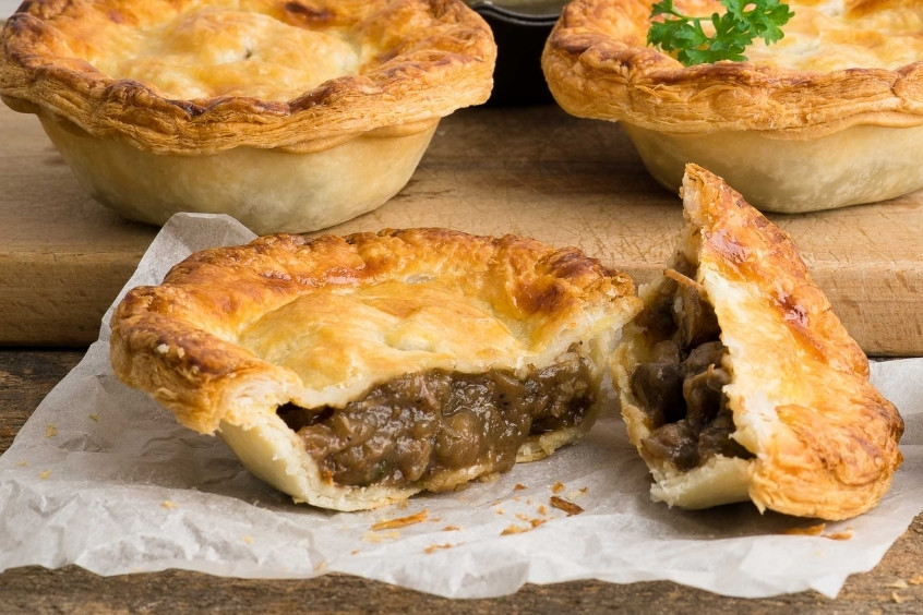 Meat Pie nhân thịt đậm đà, vỏ giòn tan, hương vị truyền thống Manchester