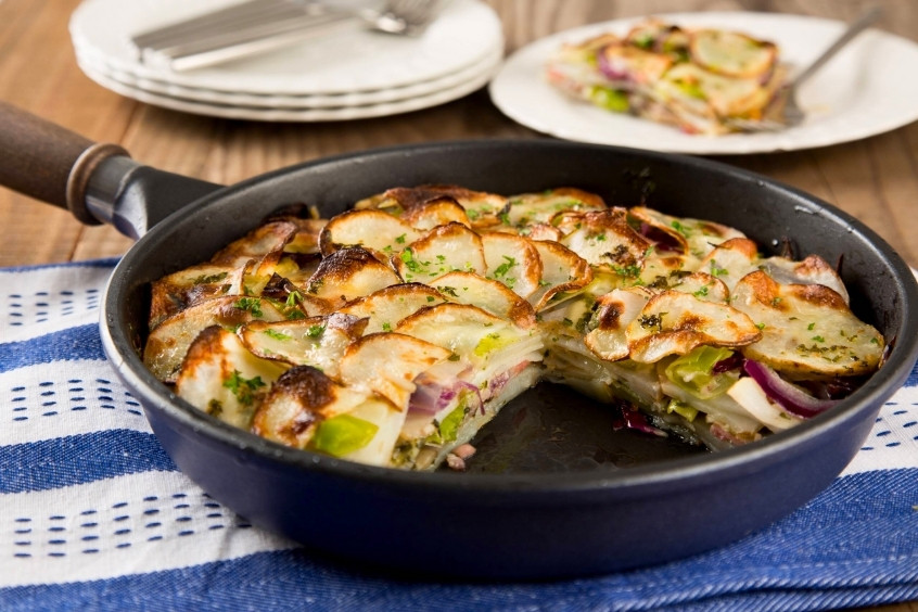 Món ăn đặc sản New Castle Pan Haggerty với khoai tây, hành và phô mai nướng thơm ngon