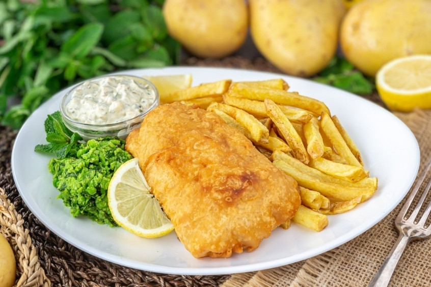 Đĩa cá chiên giòn cùng khoai tây vàng óng, món Fish and Chips nổi tiếng