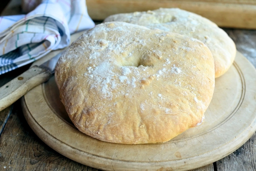 Bánh Stottie dày, mềm, món ăn địa phương đặc trưng