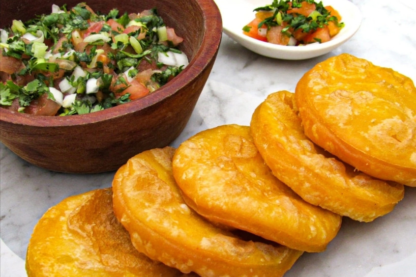 Sopaipillas Santiago - Bánh rán vàng giòn ăn kèm sốt chancho en piedra