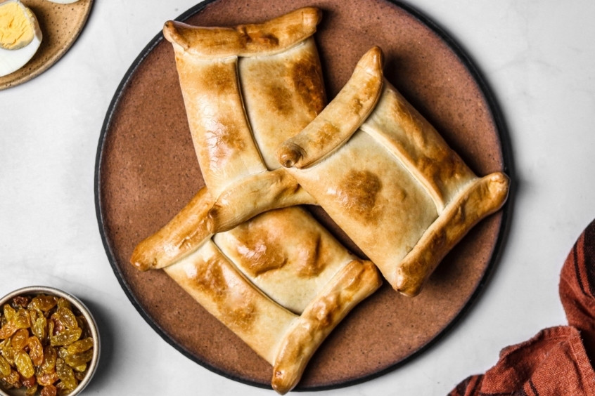 Empanada de Pino - Bánh empanada nhân thịt bò, hành, ô liu và nho khô