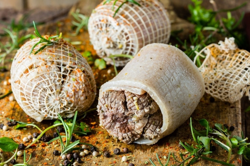 Arrollado de Huaso - Thịt heo cuộn ướp gia vị truyền thống Santiago