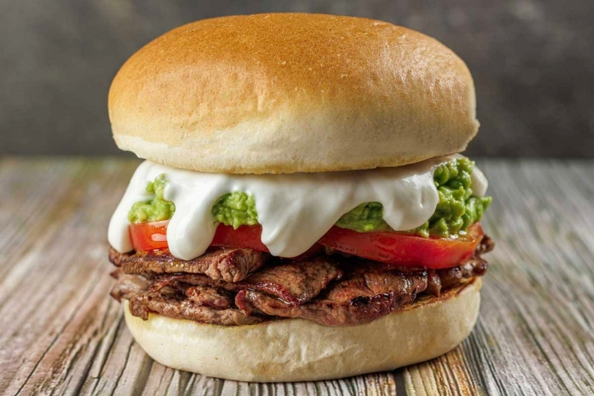 Bánh sandwich Churrasco Santiago với thịt bò thái mỏng và rau tươi