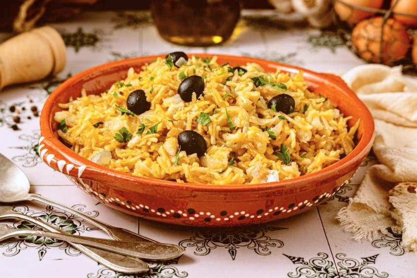 Món ăn đặc sản Coimbra Bacalhau - Cá tuyết nướng vàng ăn kèm khoai tây và rau xanh