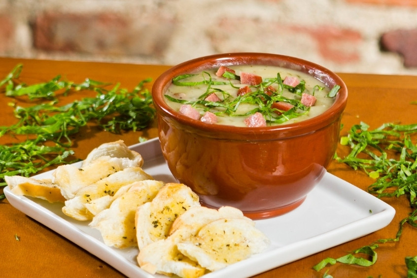 Bát súp Caldo Verde nóng hổi với cải xanh và xúc xích