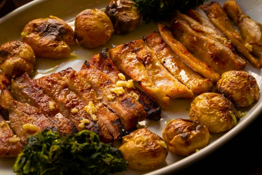 Thịt heo đen Porco Preto nướng than, đặc sản Coimbra