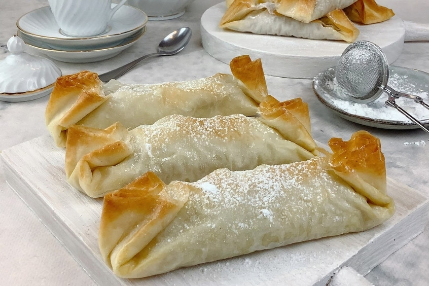 Bánh Pastel de Tentúgal với lớp vỏ mỏng giòn, nhân kem trứng vàng