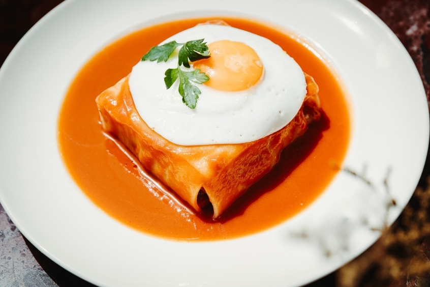 Bánh sandwich kiểu Bồ Đào Nha với nhiều lớp thịt và phô mai