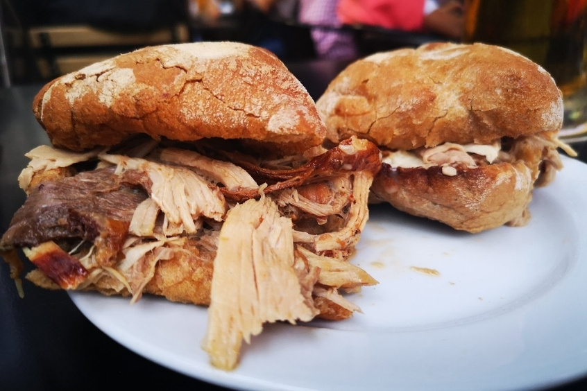 Bánh mì kẹp thịt lợn quay giòn rụm