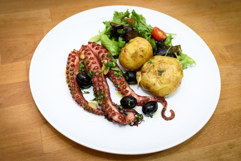 Bạch tuộc nướng với tỏi và dầu olive