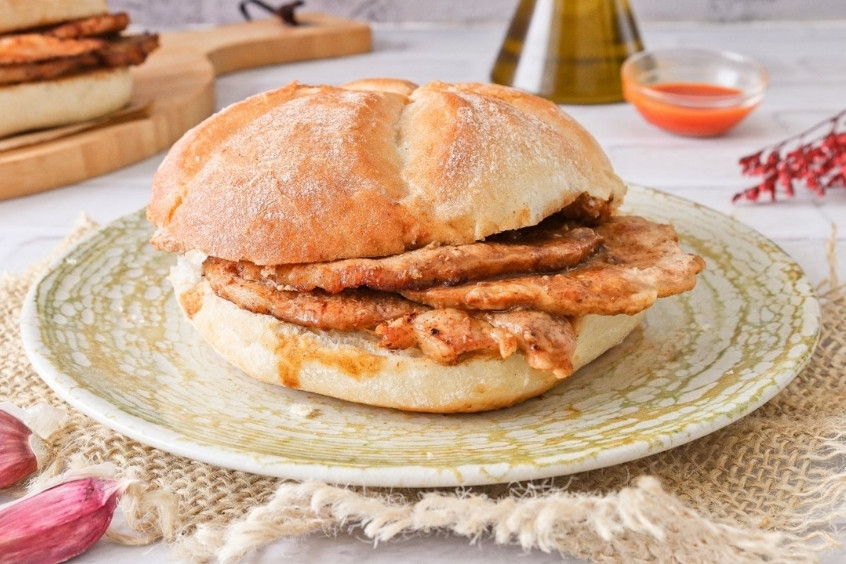 Bánh mì kẹp thịt heo lát mỏng kiểu Bồ Đào Nha  Thịt heo hầm