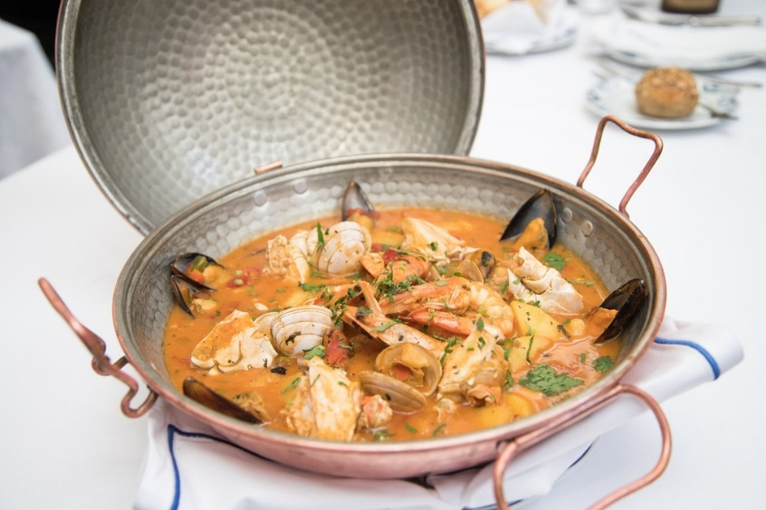 Hải sản hầm tươi ngon trong nồi truyền thống