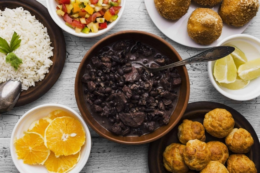 Món hầm đậu truyền thống với thịt và xúc xích