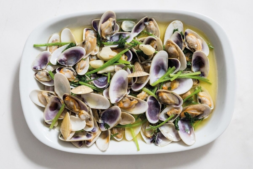 Nghêu nấu kiểu Algarve với tỏi và dầu olive