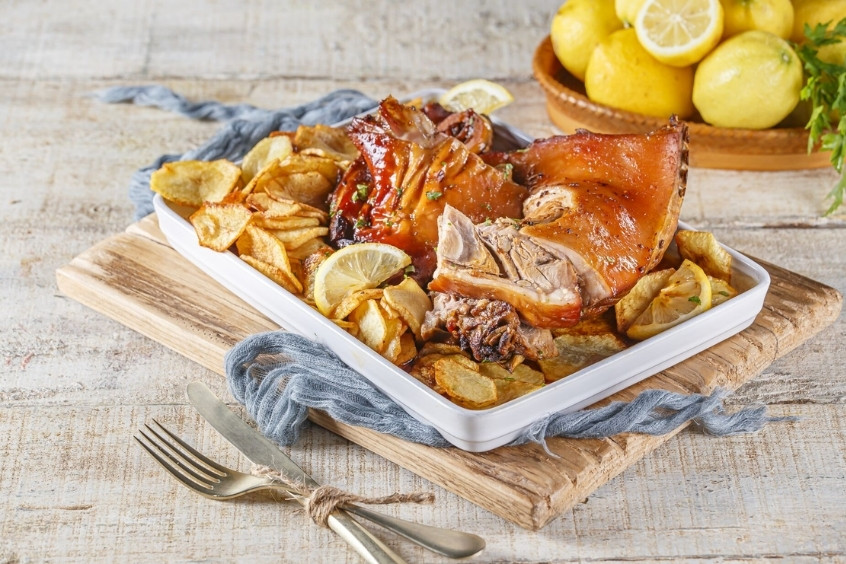 Heo sữa quay vàng ruộm, thịt mềm và da giòn